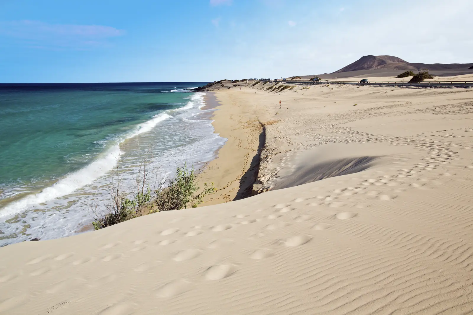 Las dunas de Corralejo se funden con el océano en un paisaje que parece de otro planeta.