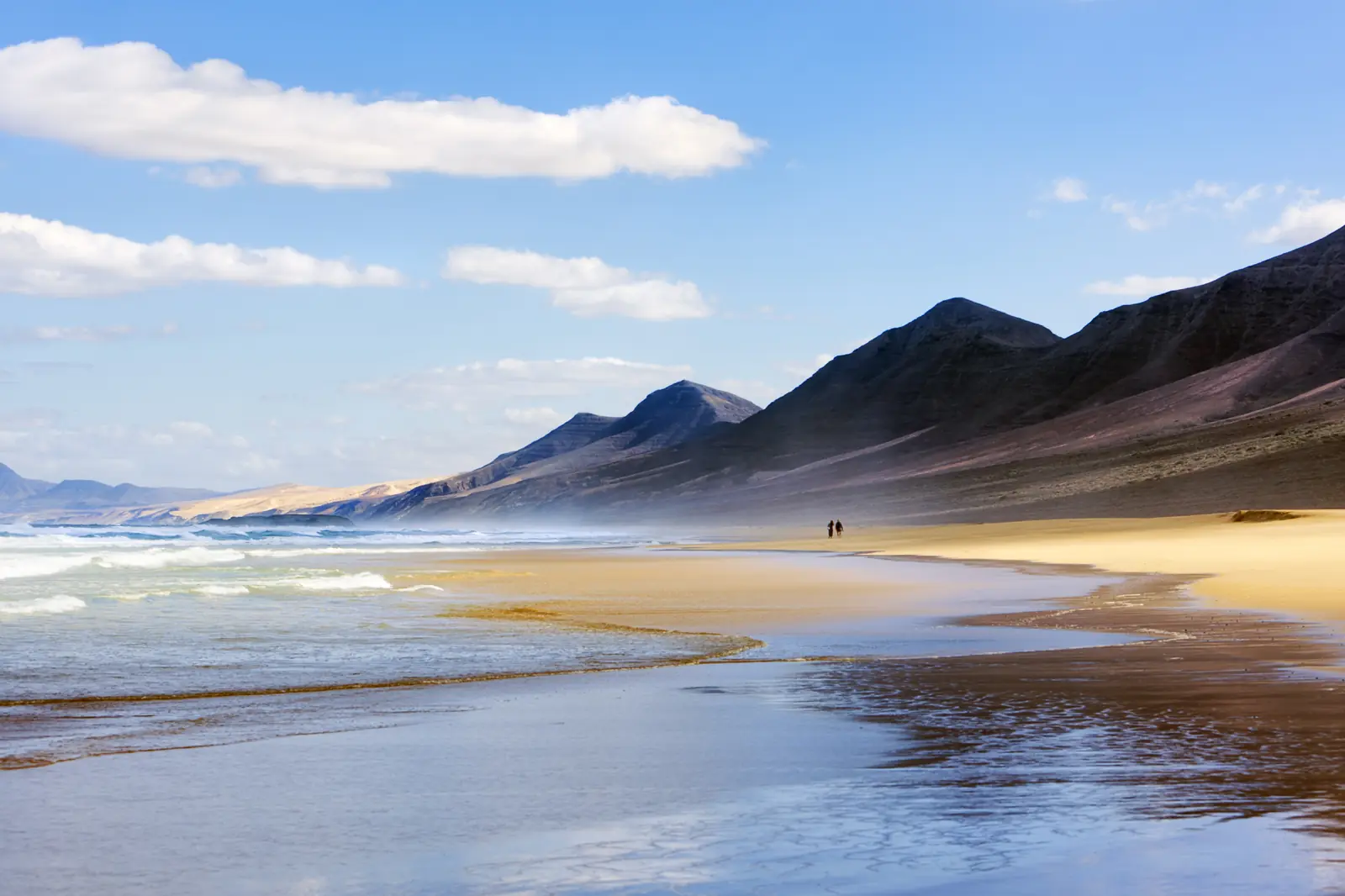 Cofete: doce kilómetros de arena virgen entre las montañas de Jandía y el Atlántico.