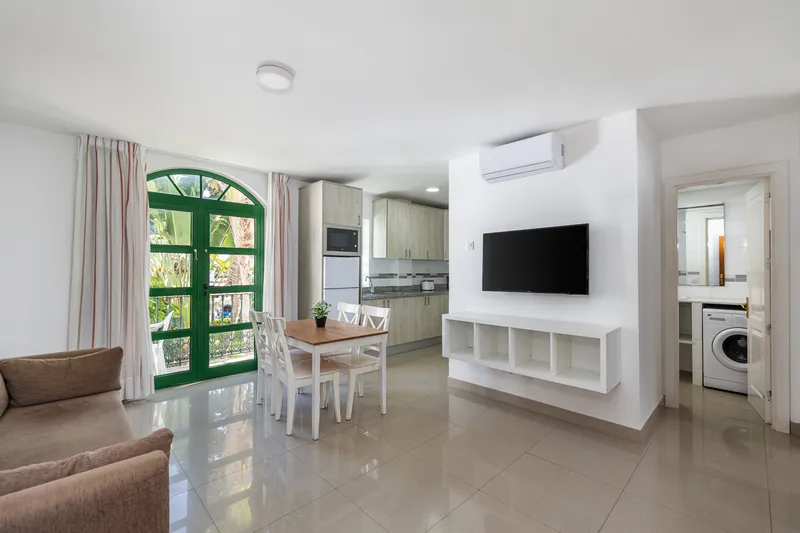 Apto. 2 dorm. En planta alta con balcón y azotea — Billy's Puerto de Mogan Apartments by LIVVO, Puerto de Mogán 5