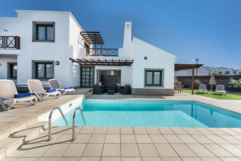 Piscinas — Camelot Holiday Homes by LIVVO, Playa Blanca 2