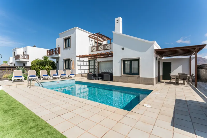 Piscinas — Camelot Holiday Homes by LIVVO, Playa Blanca 3