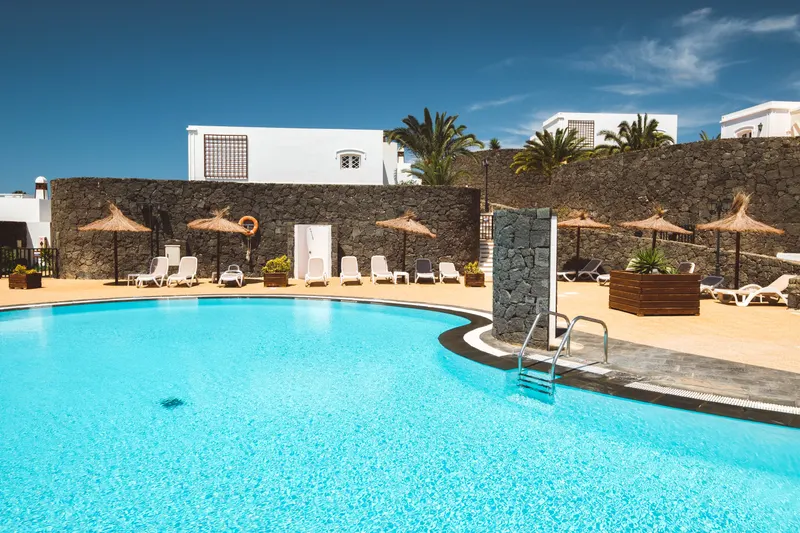 Piscinas — Apartamentos LIVVO Coloradamar, Playa Blanca 2