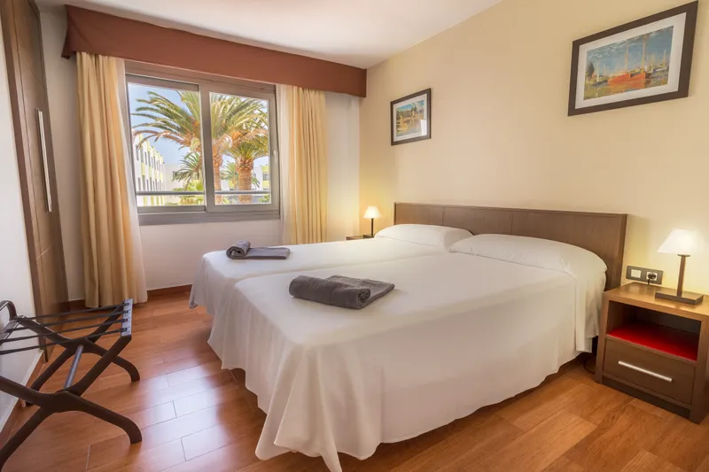 Habitación Premium Familiar Vista Piscina — Hotel LIVVO Corralejo Beach, Corralejo 4