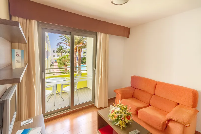 Habitación Doble Premium Vista Piscina — Hotel LIVVO Corralejo Beach, Corralejo 2