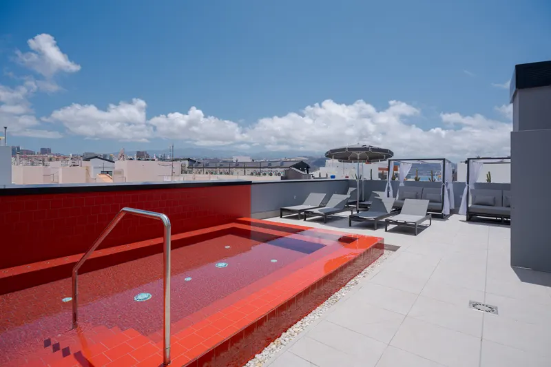 Piscina y Rooftop — Hotel LIVVO La Escarlata, Las Palmas de Gran Canaria 1