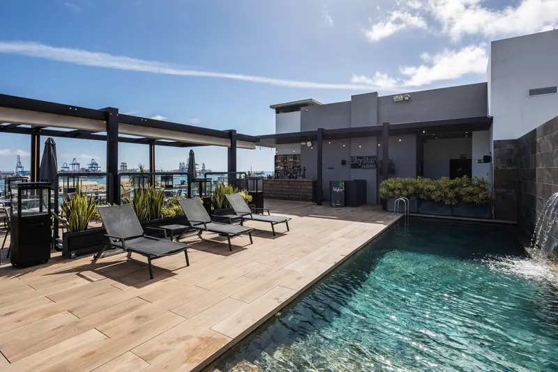 Piscina y Rooftop — Hotel LIVVO Lumm, Las Palmas de Gran Canaria 1