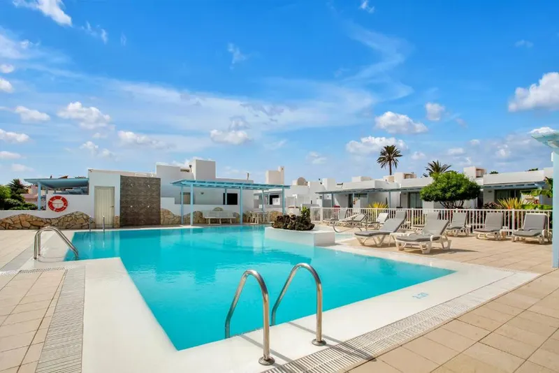 Piscina — Apartamentos LIVVO Mar Azul, Corralejo 3
