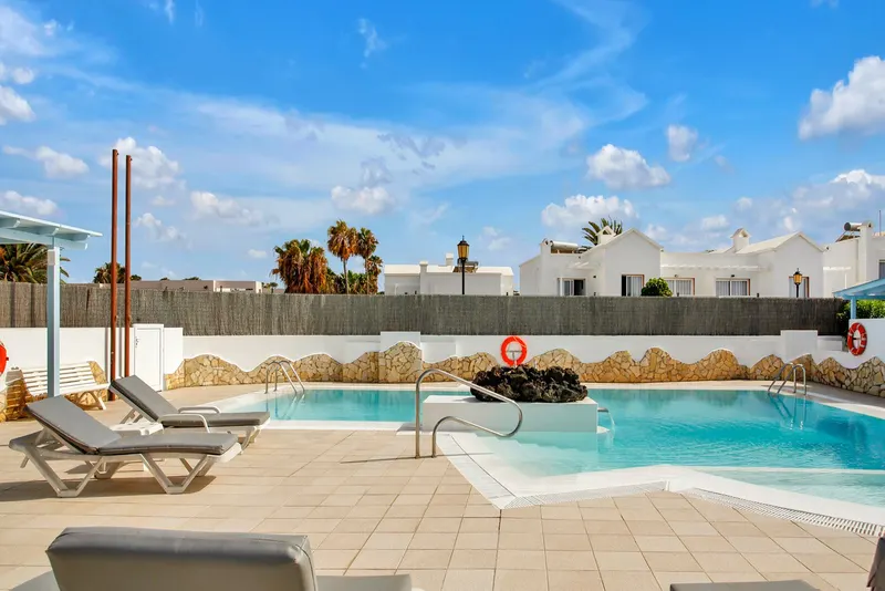 Piscina — Apartamentos LIVVO Mar Azul, Corralejo 5