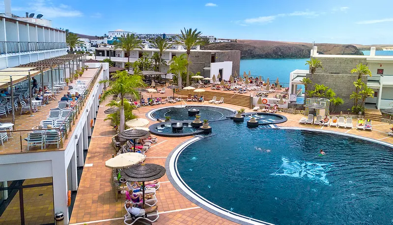 Piscinas y animación — Hotel Mirador Papagayo by LIVVO, Playa Blanca 1