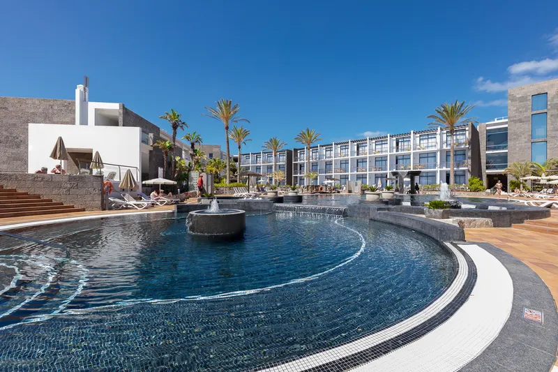 Piscinas y animación — Hotel Mirador Papagayo by LIVVO, Playa Blanca 2