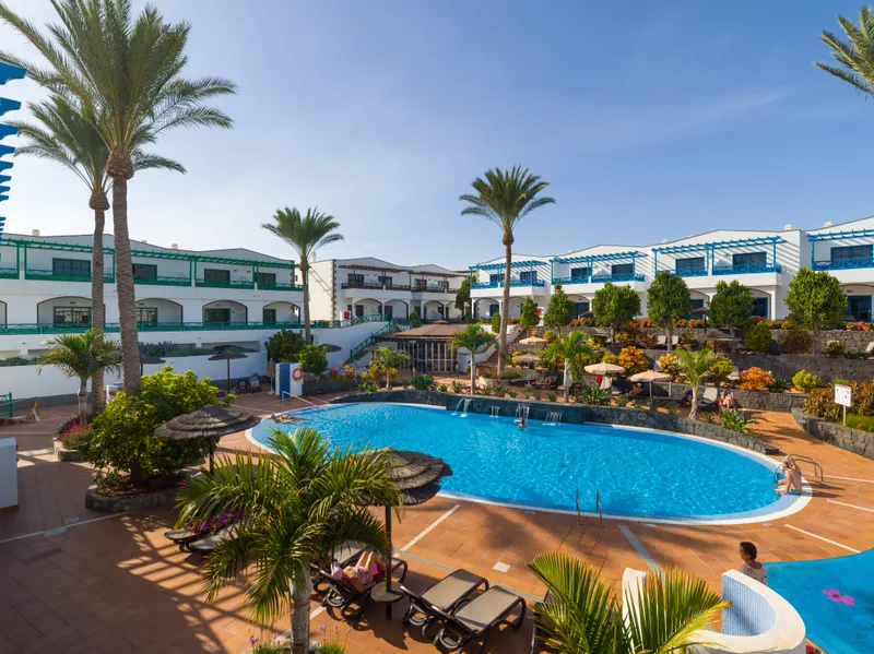 Piscinas y animación — Hotel Mirador Papagayo by LIVVO, Playa Blanca 4