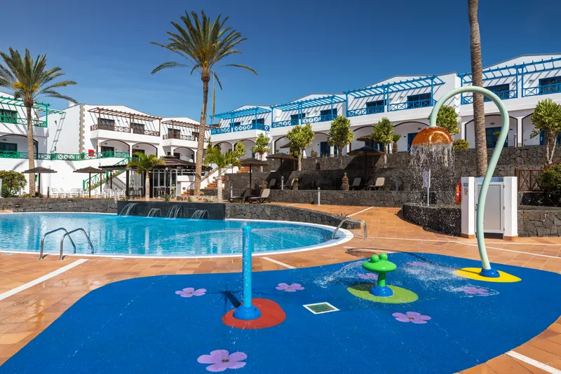 Piscinas y animación — Hotel Mirador Papagayo by LIVVO, Playa Blanca 5
