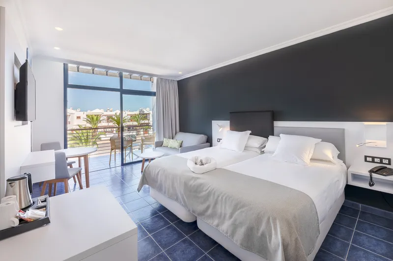 Doppelzimmer seitlicher Meerblick — Hotel Mirador Papagayo by LIVVO, Playa Blanca 1