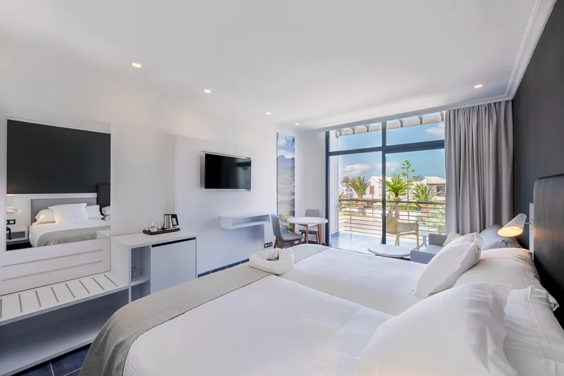 Doppelzimmer seitlicher Meerblick — Hotel Mirador Papagayo by LIVVO, Playa Blanca 3
