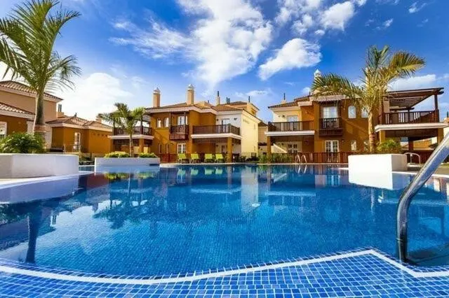 Piscina — Apartamentos LIVVO Montecarrera, Arguineguín 1