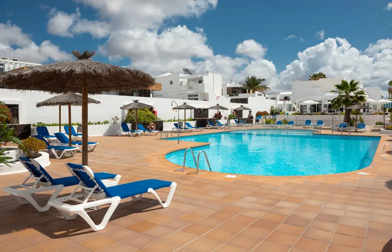 Piscina — Apartamentos LIVVO Oasis, Puerto del Carmen 1