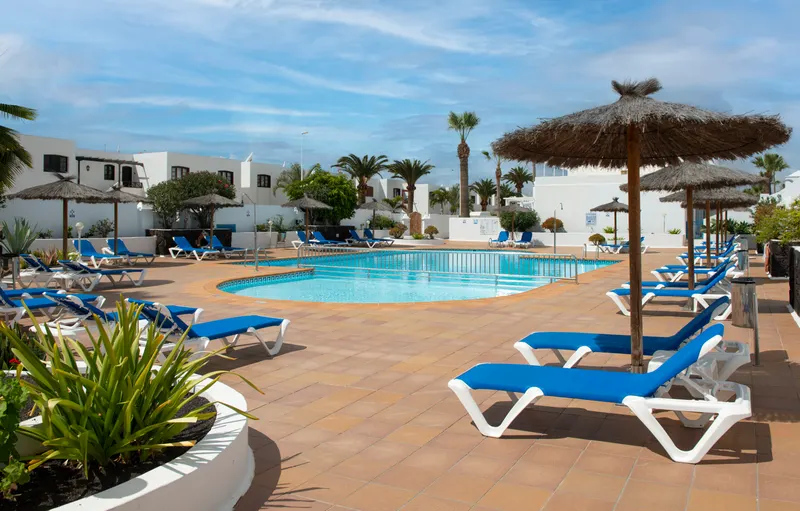 Piscina — Apartamentos LIVVO Oasis, Puerto del Carmen 2