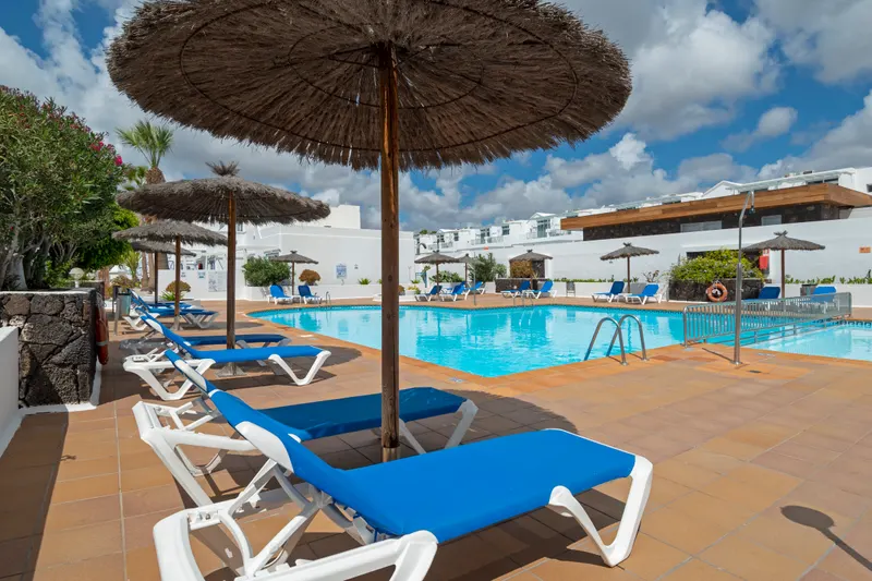 Piscina — Apartamentos LIVVO Oasis, Puerto del Carmen 3