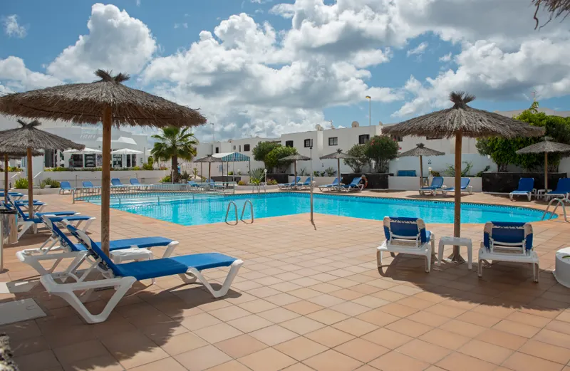 Piscina — Apartamentos LIVVO Oasis, Puerto del Carmen 4