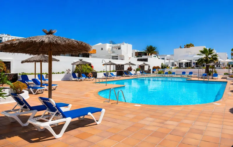 Apartamentos LIVVO Oasis — LIVVO Apartments 2★ en Puerto del Carmen, Lanzarote