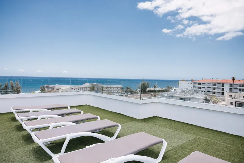 Piscina y Rooftop — Apartamentos LIVVO Tarahal, San Agustín 2