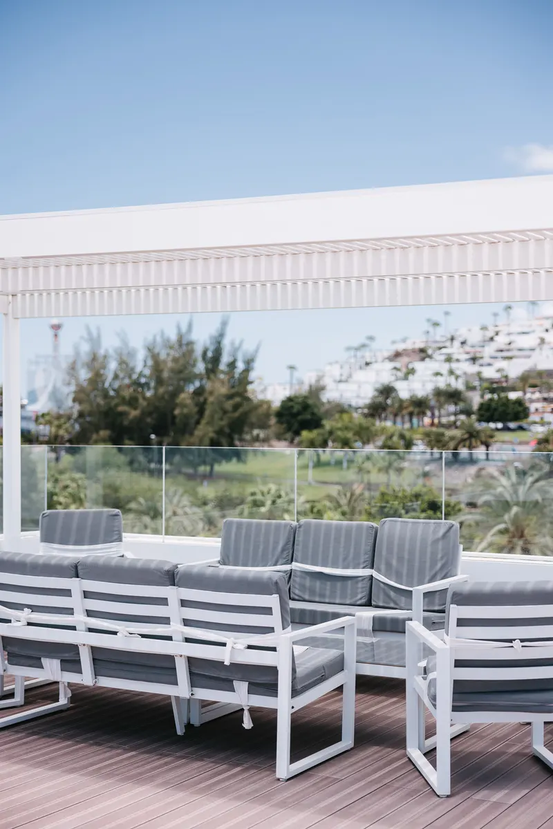 Piscina y Rooftop — Apartamentos LIVVO Tarahal, San Agustín 3