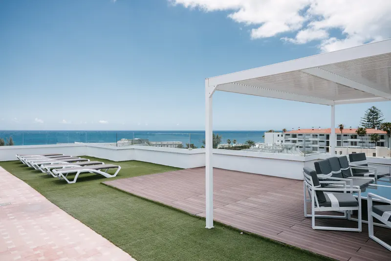 Piscina y Rooftop — Apartamentos LIVVO Tarahal, San Agustín 4