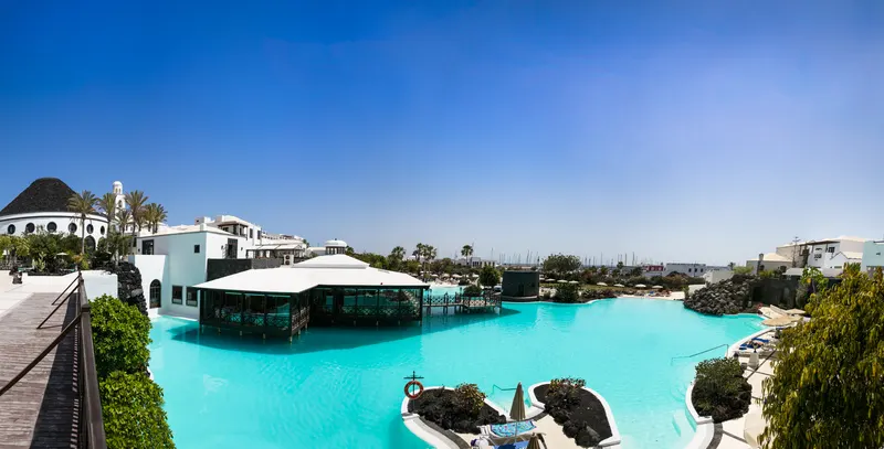 Piscinas y animación — Hotel LIVVO Volcán Lanzarote, Playa Blanca 1