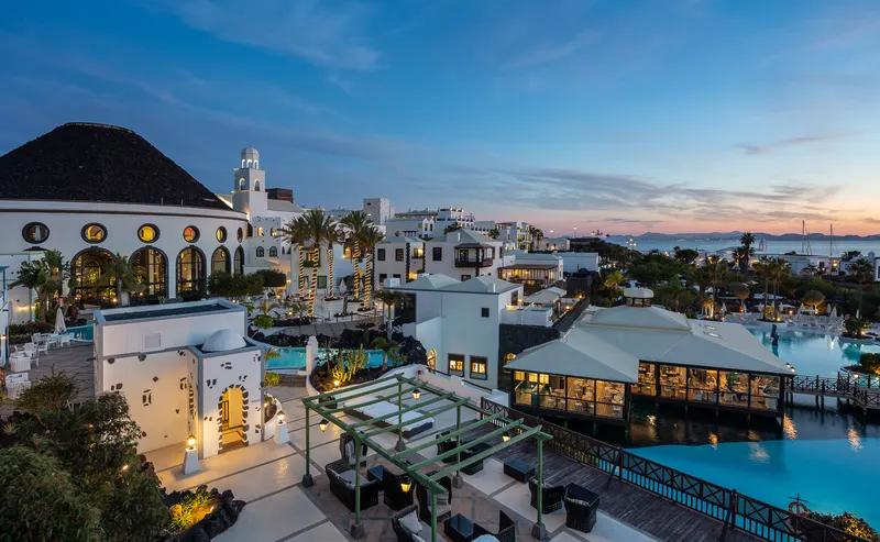 Piscinas y animación — Hotel LIVVO Volcán Lanzarote, Playa Blanca 3