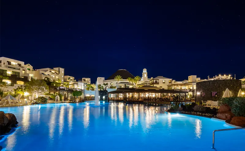 Piscinas y animación — Hotel LIVVO Volcán Lanzarote, Playa Blanca 4