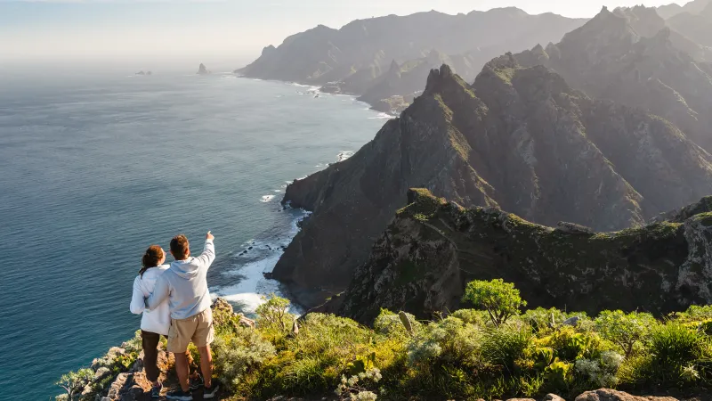 Mirador en Anaga, donde las nubes se enganchan en la cumbre y cambian el paisaje en minutos.