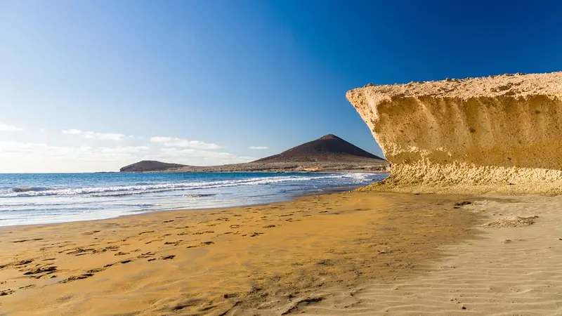 El Médano, en el sur de Tenerife, combina playa, viento y ambiente relajado.