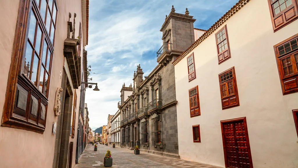 San Cristóbal de La Laguna bewahrt Straßen, Plätze und farbige Häuser, die die urbane Geschichte der Kanaren widerspiegeln.