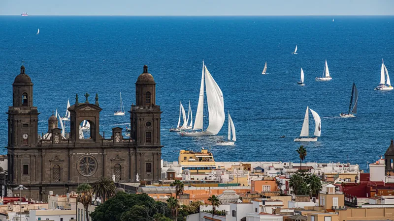 Las Palmas de Gran Canaria, capital insular con calles históricas en Vegueta y la playa urbana de Las Canteras.