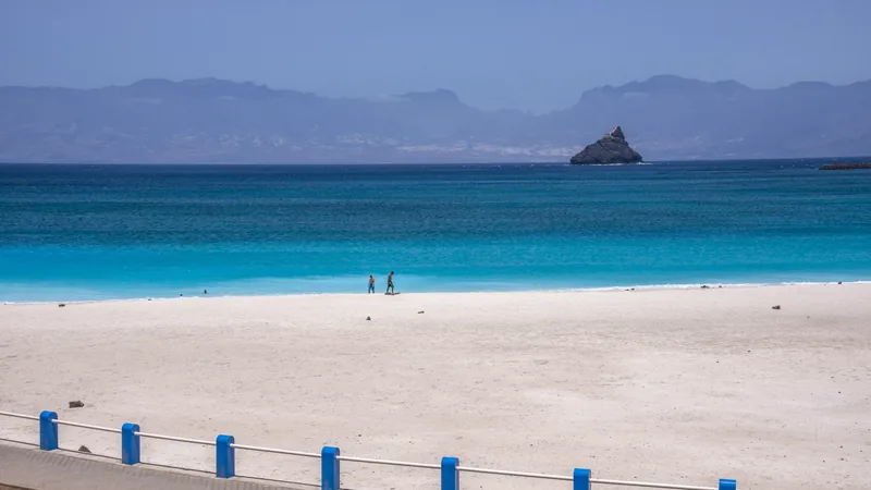 La Playa de Laginha, a pocos minutos del centro de Mindelo, combina arena clara y aguas turquesas en plena ciudad.
